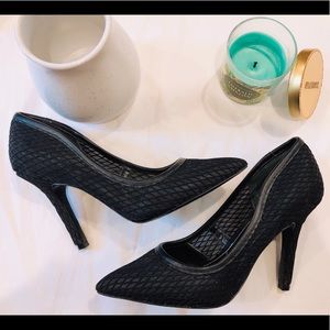 BLACK NETTED PUMPS
